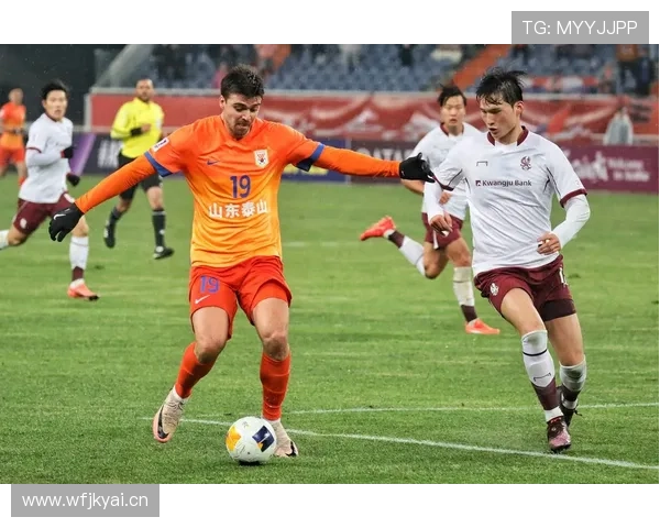 克雷桑一拿球就亮灯，山东泰山进攻却越踢越单薄，核心依赖加剧战术失衡